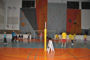Gra na Integracyjnym meczu piłki siatkowej w Olecku